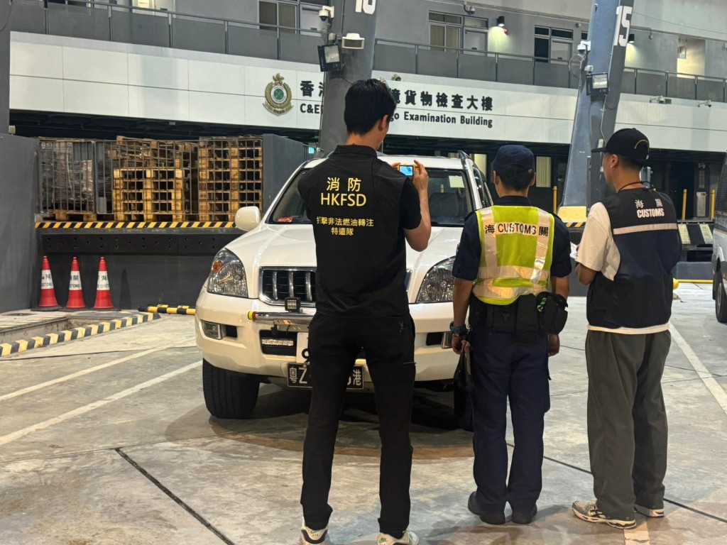 海關在香園圍口岸截獲改裝油缸偷運非法燃油的跨境私家車。海關圖片 海關在香園圍口岸截獲改裝油缸偷運非法燃油的跨境私家車。海關圖片