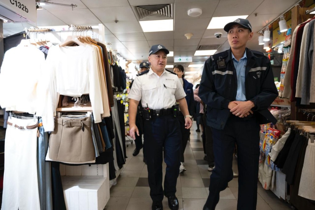 警方人員於場所内全面巡查,防範店鋪盜竊、欺詐等常見罪行。 警方人員於場所内全面巡查,防範店鋪盜竊、欺詐等常見罪行。