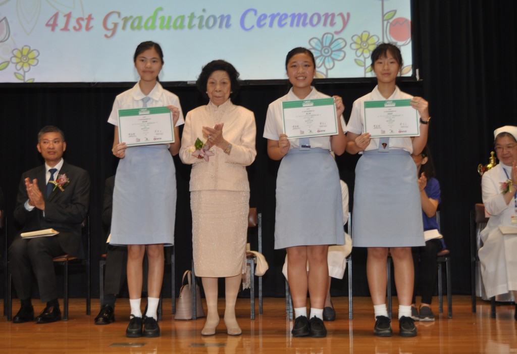 創校贊助人蕭曾鳳群夫人 MBE BBS SBS頒發獎項予本校學生