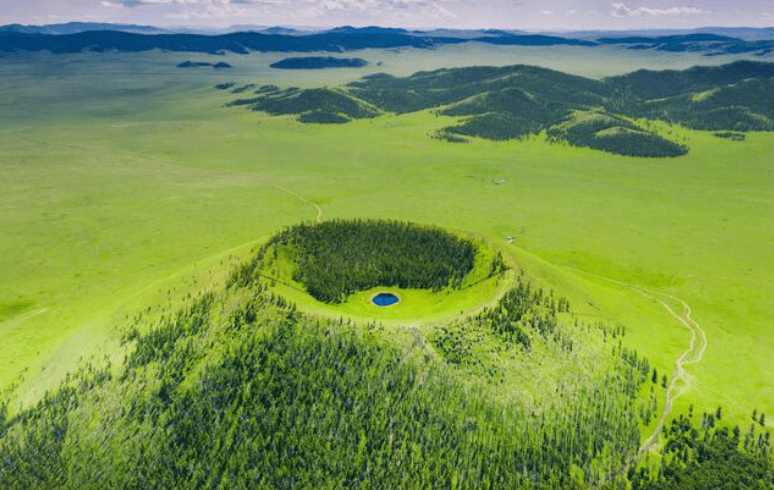 烏蘭托古火山為蒙古最具代表性的地質奇觀之一，屬休眠火山，海拔約1,680米，火山口直徑達500至600公尺，深度約50至60米。Alamy示意圖