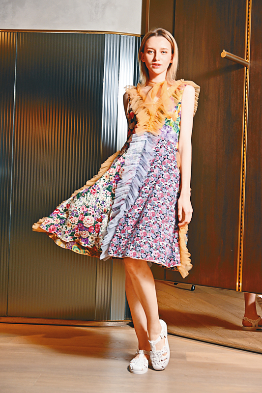 薄紗裝飾花卉圖案Patchwork無袖連身裙、Viktor&Rolf × Melissa白色搭帶鞋。