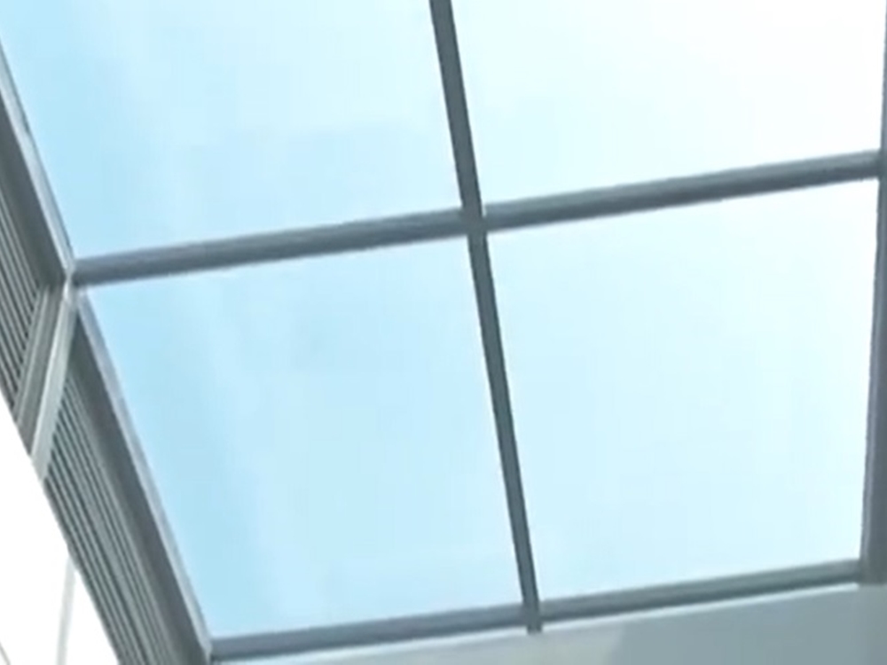 玻璃天花板日間天氣良好可作照明之用。（影片截圖）
