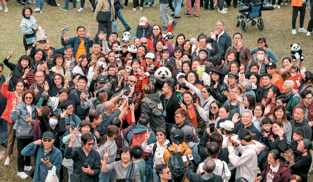 熊貓導遊「PANDA GO!GUIDE」現身中山公園,市民一擁而上求合照。