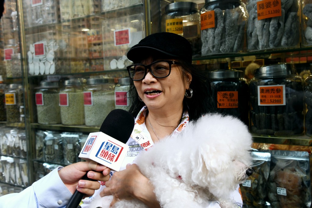 居民謝小姐稱昨日測試棚網時,「只有A座合格,其餘B、C及D座均不合格」,所以拆網是必須的。 居民謝小姐稱昨日測試棚網時,「只有A座合格,其餘B、C及D座均不合格」,所以拆網是必須的。