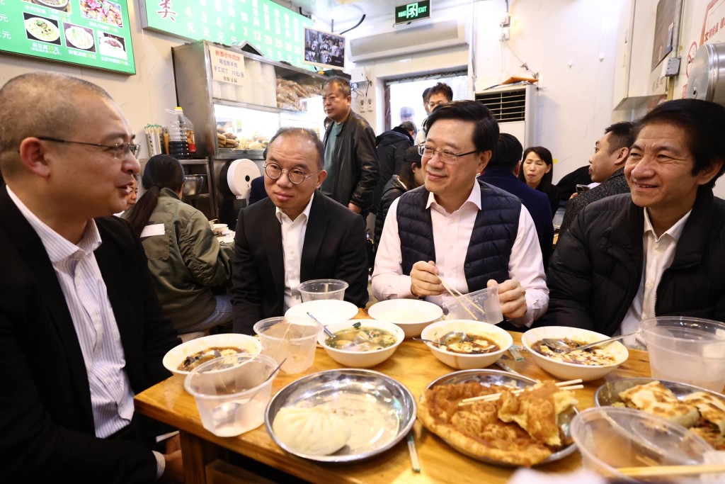 李家超到訪外交部前，與駐京辦員工共晉早餐。（李家超fb圖片）