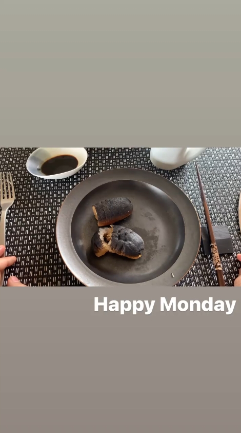 軒仔自嘲係「Happy Monday」（開心的星期一）。