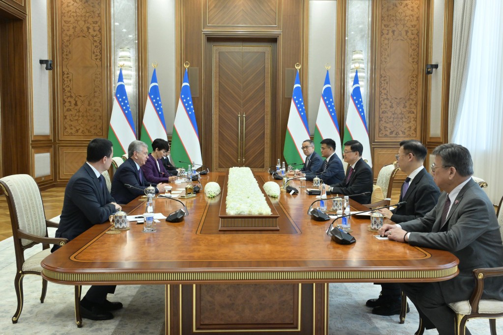 行政長官李家超(右三)今日(六月四日)在烏茲別克斯坦塔什干與烏茲別克斯坦總統沙夫卡特·米羅莫諾維奇·米爾濟約耶夫(左二)會面。 行政長官李家超(右三)今日(六月四日)在烏茲別克斯坦塔什干與烏茲別克斯坦總統沙夫卡特·米羅莫諾維奇·米爾濟約耶夫(左二)會面。
