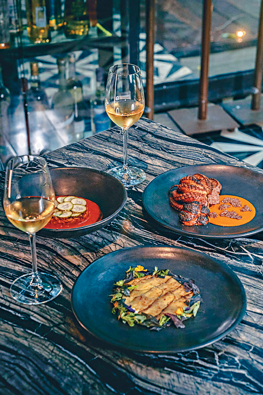 彰顯尤卡坦烹調文化的「Ixi'im」菜饌，包括（由上至下）烤瑪雅章魚佐馬鈴薯泥、鮮蝦酸橘汁醃黃瓜與地窖烹調的當地南瓜。