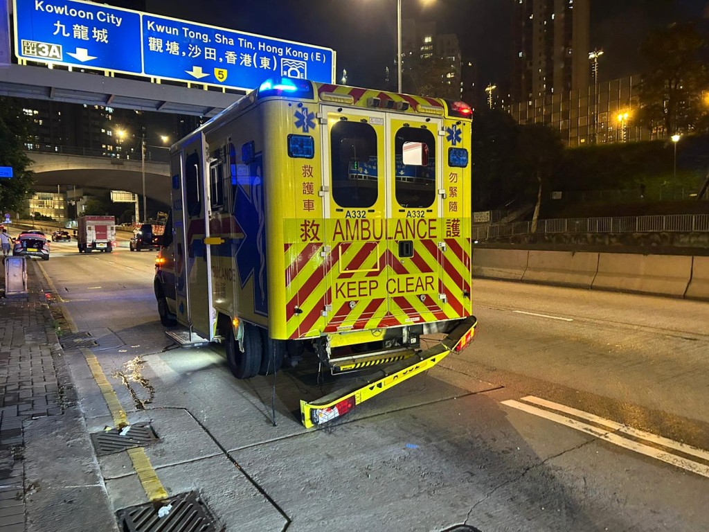 救護車車尾泵把甩脫。 救護車車尾泵把甩脫。