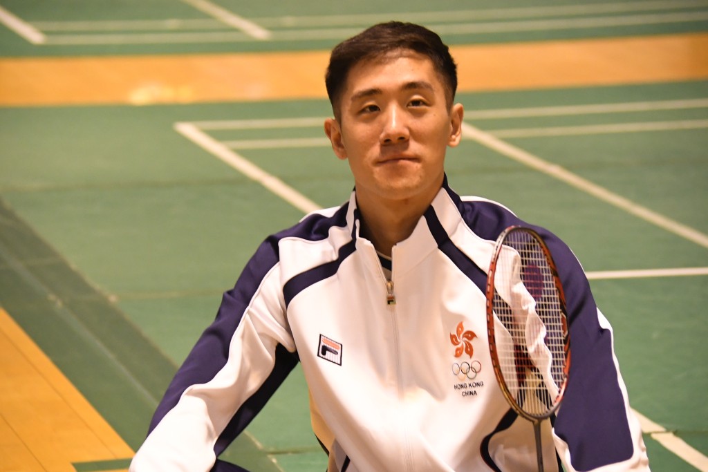 巴黎奥运前夕，香港羽毛球队会见传媒，邓俊文准备就绪。 吴家祺摄