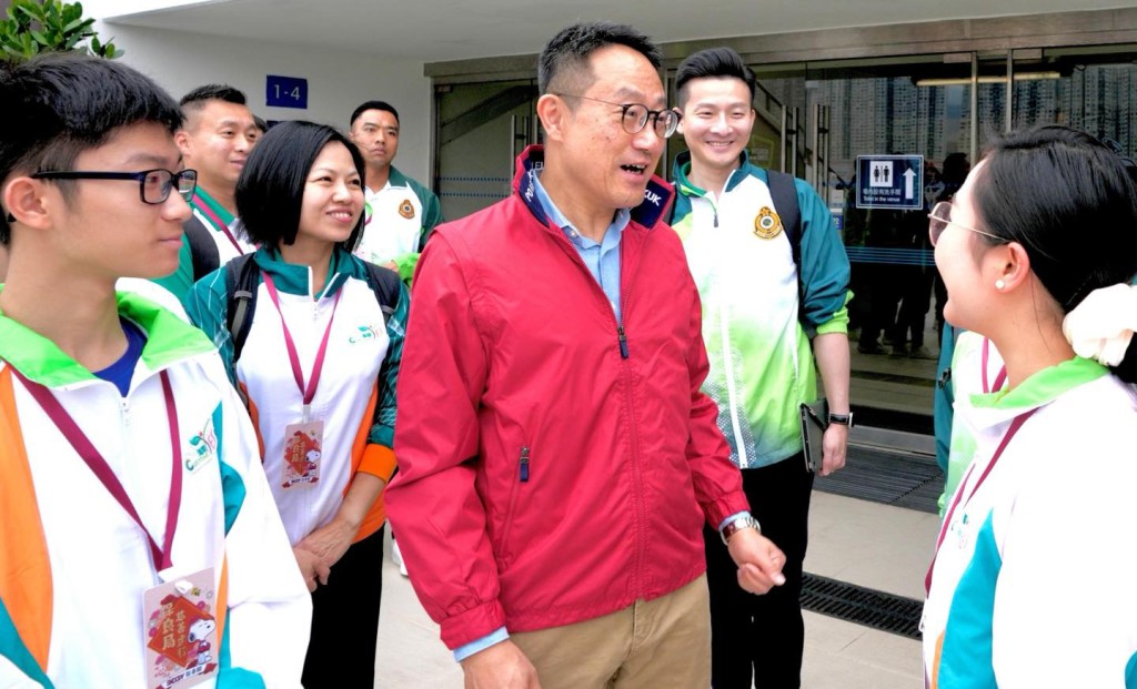 陈子达与各位海关关员及Customs YES 会员走足全程。香港海关FB图片