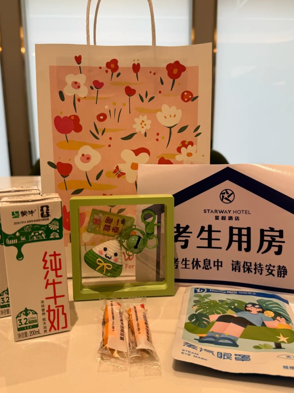 高考催生由住宿、文创到教培等各类商机，规模料达¥320亿。小红书@姜湖小透明