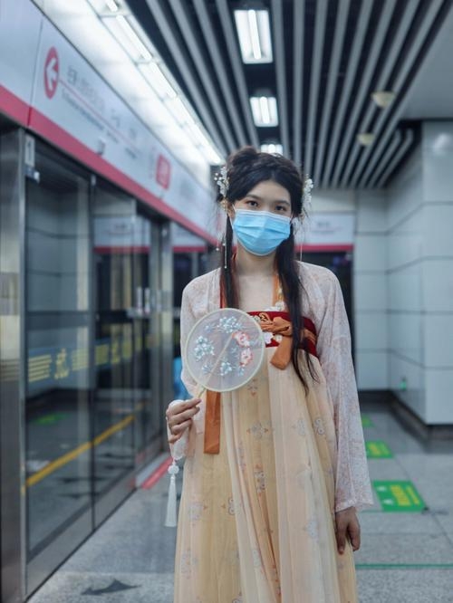 在内地，地铁上穿着汉服的女子。 网图