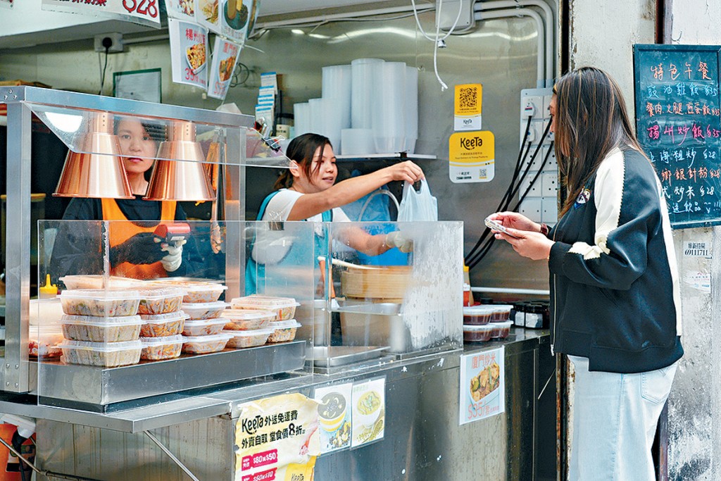 環保署指新法例落實暢順有序，餐飲業反映很多外賣食客已逐漸習慣自備可重用餐具。