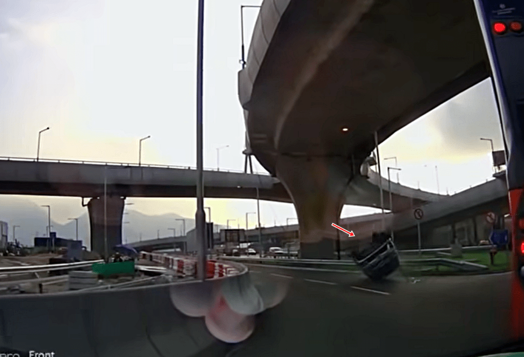 私家車被撞翻。fb： 車cam L（香港群組）