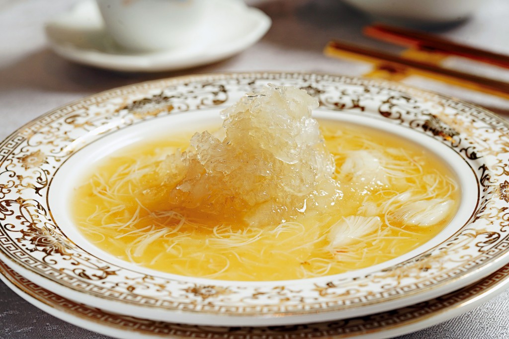 ■生拆蟹肉官燕蒸乳酪，滑嘟嘟的牛奶蛋白上面，是花蟹蟹肉及官燕，分量十足，真材實料。