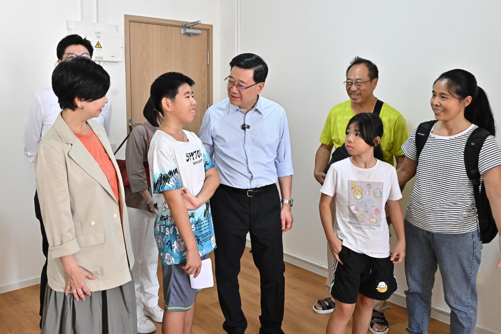 剛剛收鎖匙的住戶。 剛剛收鎖匙的住戶。