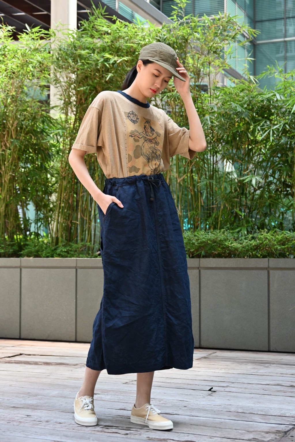 綠色Cap/$1,295、將於6月發售的迷彩拼Hawii草裙女郎圖案T恤/$1,795、束繩Indigo半截裙/$4,395、亞麻帆布鞋/$2,195。