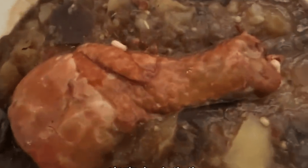 貴州男拍片稱外賣雞髀飯驚現「活蛆亂舞」。