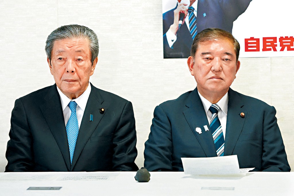日揆石破茂和自民黨幹事長森山裕(圖左)周二在黨總部出席會議。