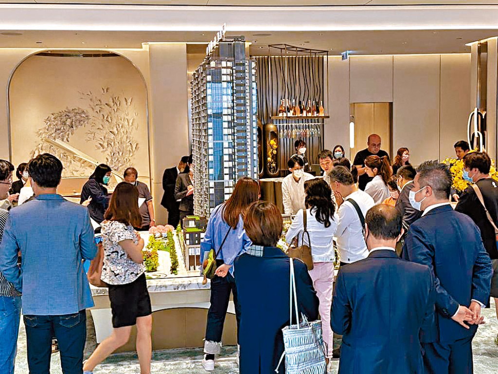 恒基牽頭發展的啟德天瀧，昨為黃金周假期首天，示位參觀人流不斷。