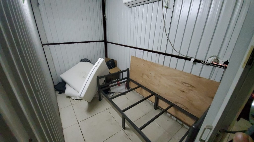 偷渡工人在貨櫃撘成的鐵皮屋生活，有1房、1廳、1廚房。