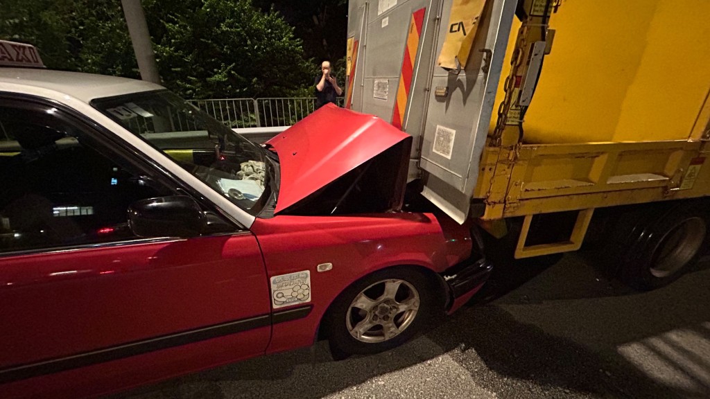 的士車頭損毀，車頭隆起。蔡楚輝攝