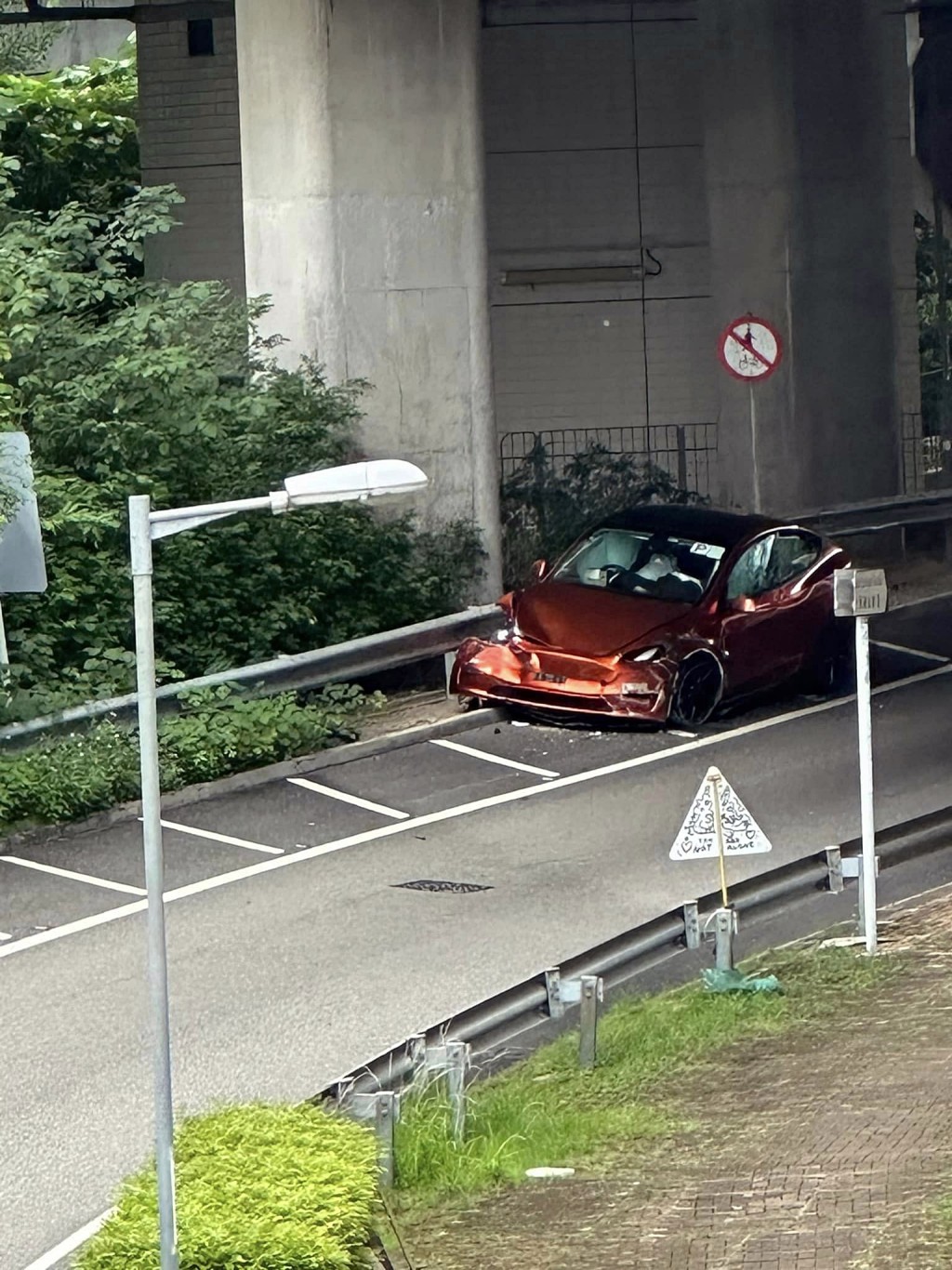 私家车在马鞍山绕道失控撞壆 。fb：车cam L（香港群组）