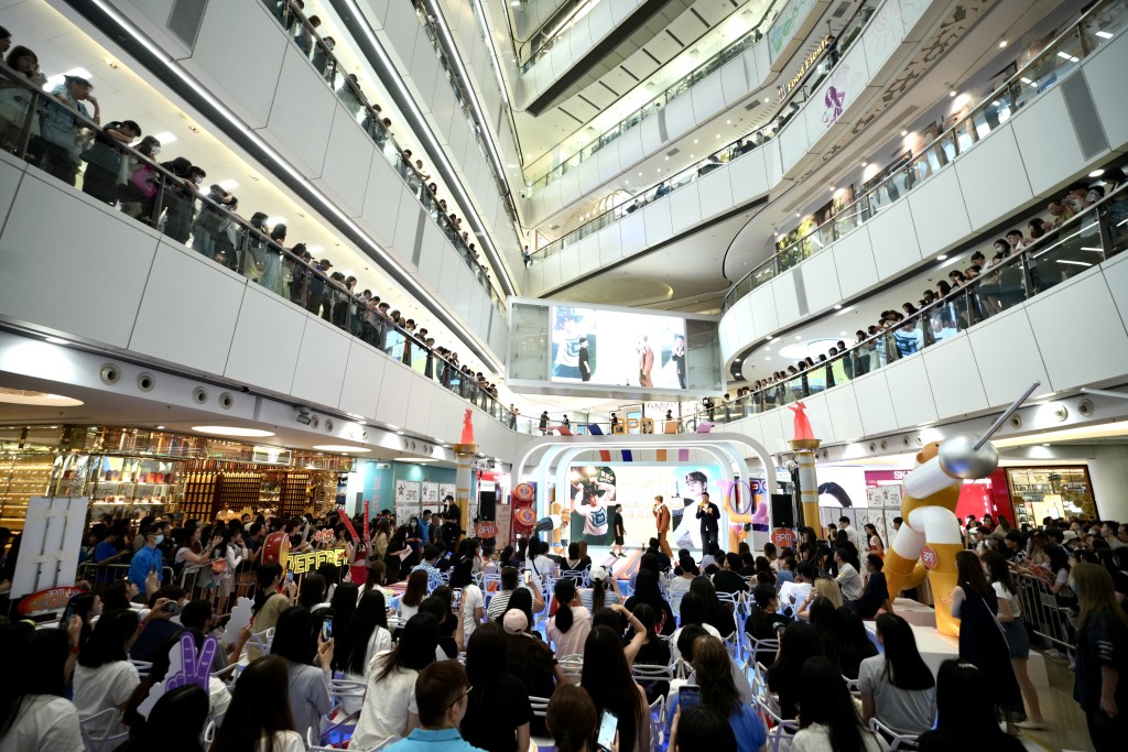 逾百市民在商场广场出席打气活动。刘骏轩摄