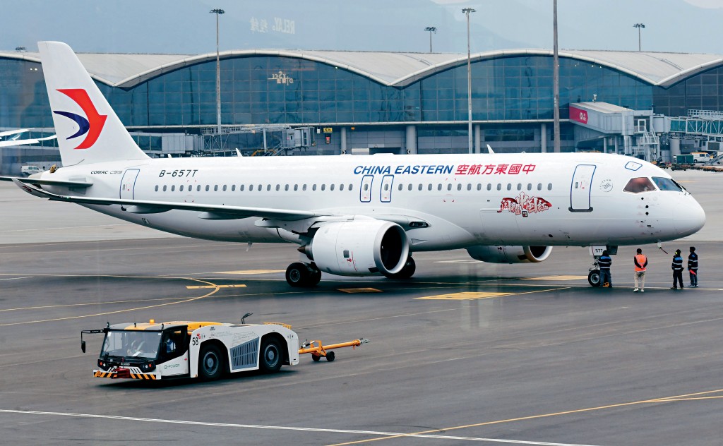 首航滬港的C919機身塗上「閃耀中國紅」，昨天飛抵香港。