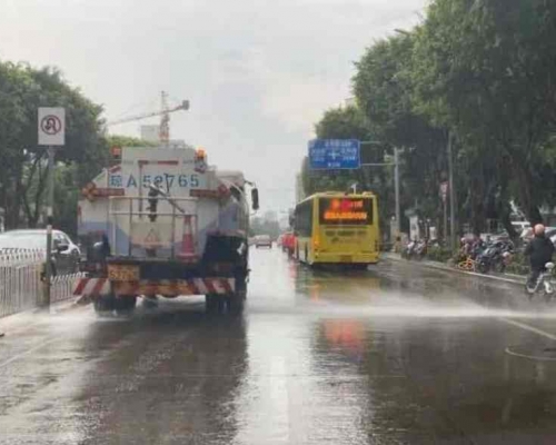 網民紛批評灑水車下雨作業是多此一舉。網圖