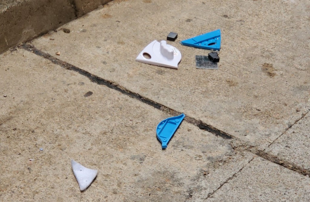 現場留下碎片。