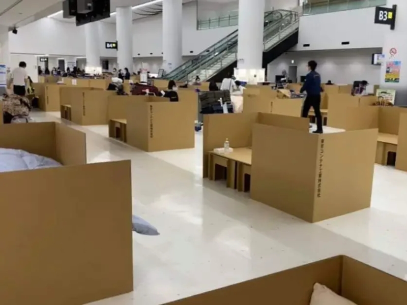 因為酒店客滿，部分入境者需要在成田機場大廳的紙箱床位睡兩晚。(網圖)