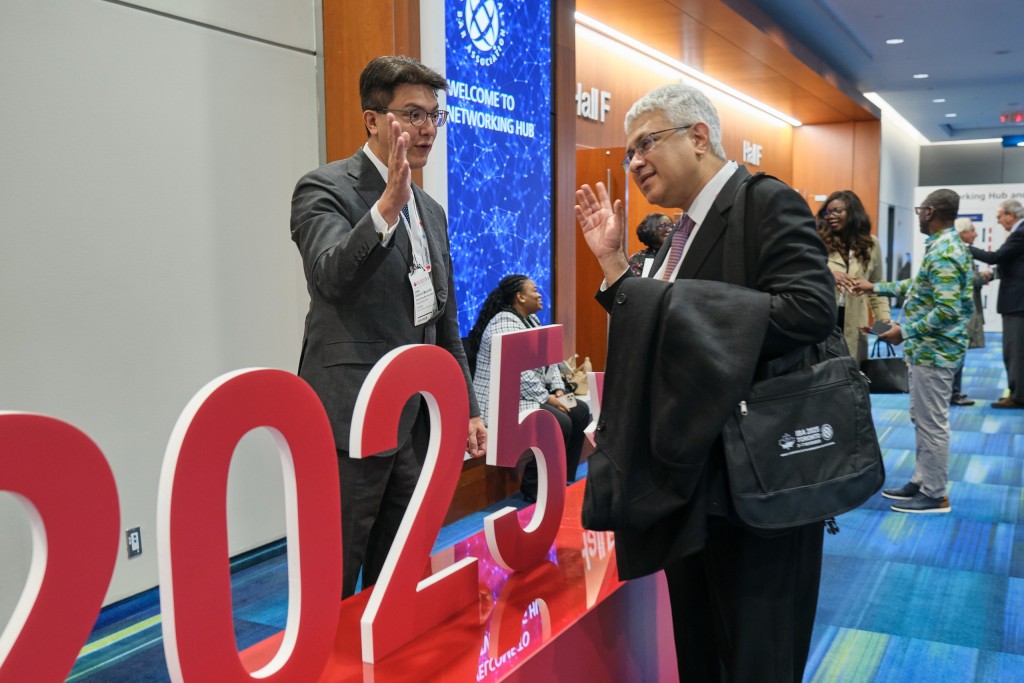 大律師公會主席毛樂禮在年會期間與其他海外與會者交流。 大律師公會主席毛樂禮在年會期間與其他海外與會者交流。