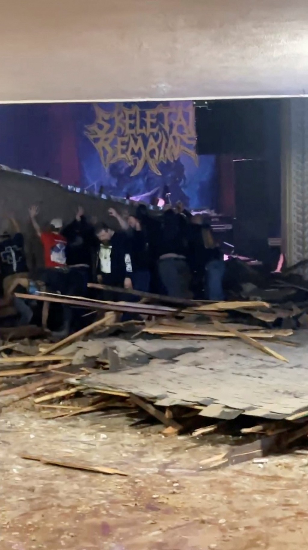 剧院屋顶倒塌造成一人死亡。路透社
