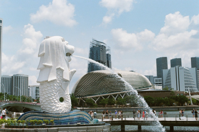 新加坡一直採取與病毒共存政策。Unsplash圖片