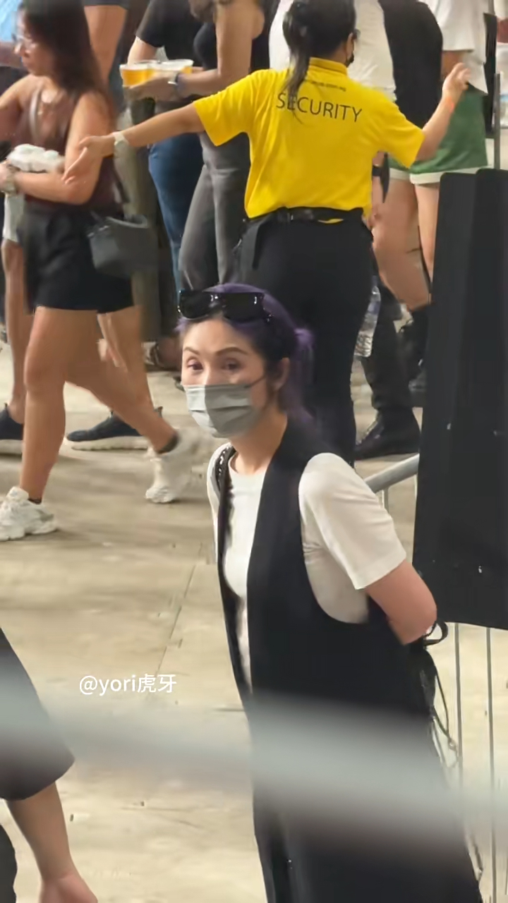 及後,二人等演唱會開場才回到座位。 及後,二人等演唱會開場才回到座位。