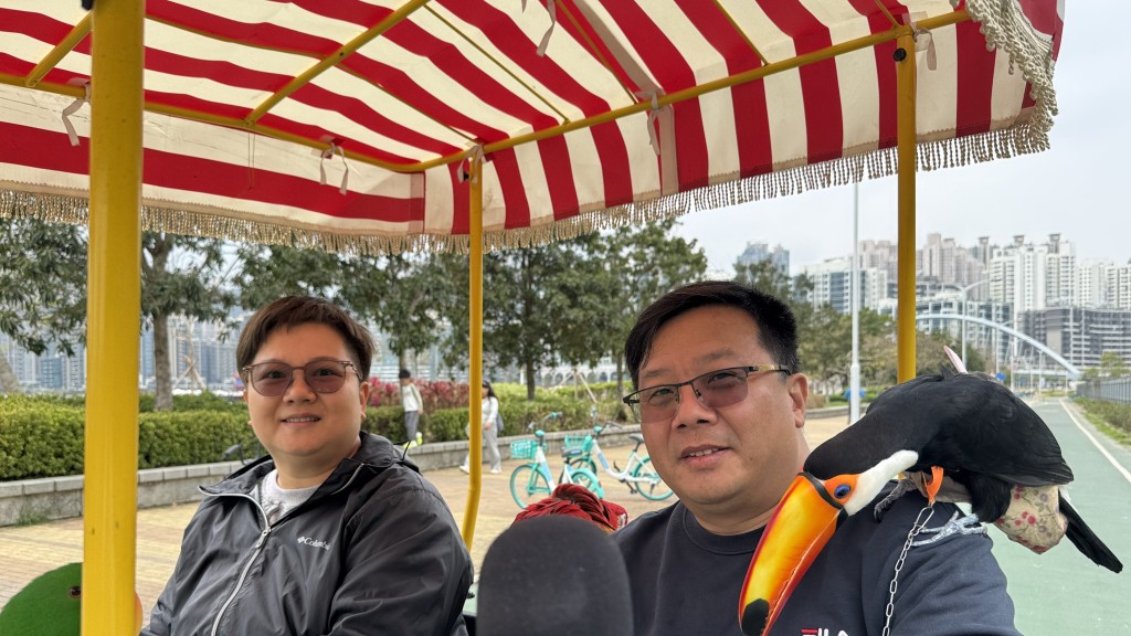 間中也會租單車消遣的許生許太坦言一般很少戴頭盔，也不會「買定喺屋企」。
