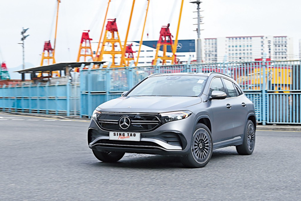 試駕的EQA250配上Designo Mountain Grey特別車身顏色及Elite Lite套餐，「一換一」總出車價接近四十八萬元。