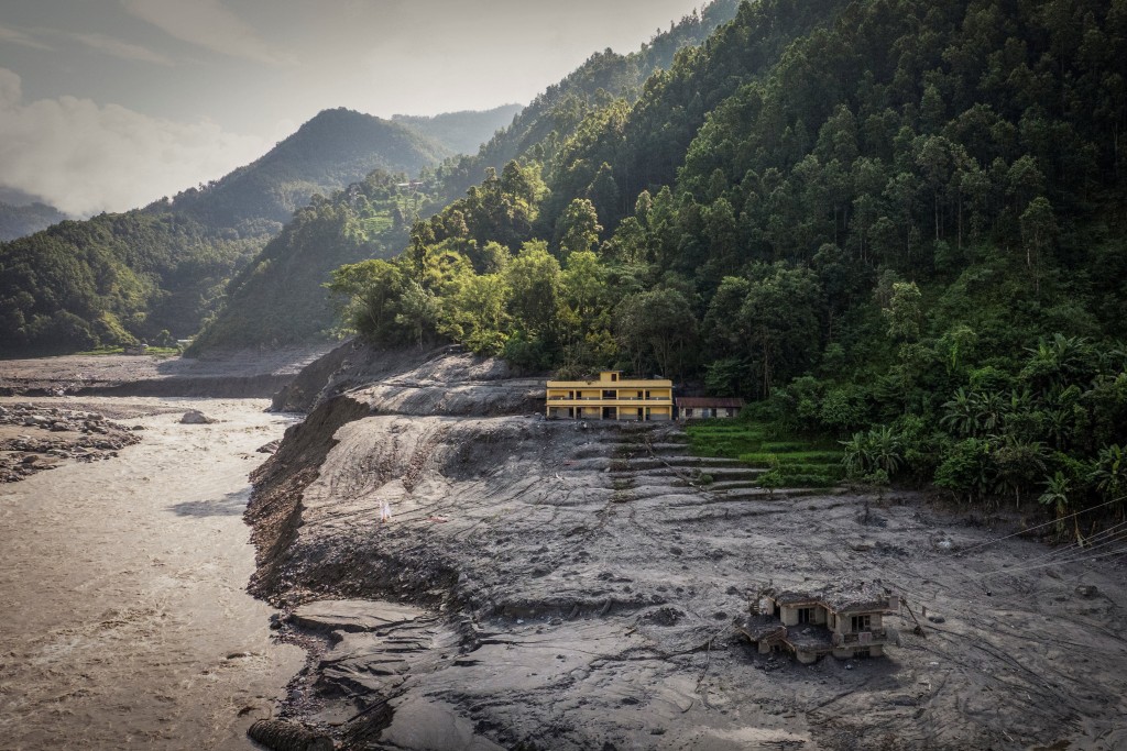 尼泊尔全国77个行政区中有49区可能出现突发山洪，逾半地区面临较高洪水或山洪风险。路透社