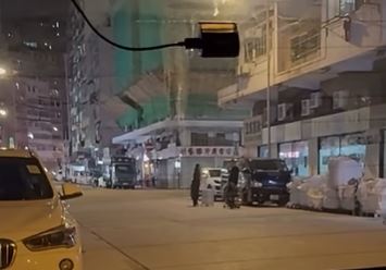 男子在街頭手抱嬰兒，與女子爭執。fb車cam L（香港群組）影片截圖