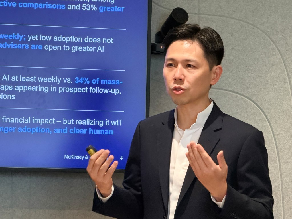 胡子亮表示,顧客信賴AI會做好產品分析,並根據其個人需求去尋找合適產品。 胡子亮表示,顧客信賴AI會做好產品分析,並根據其個人需求去尋找合適產品。