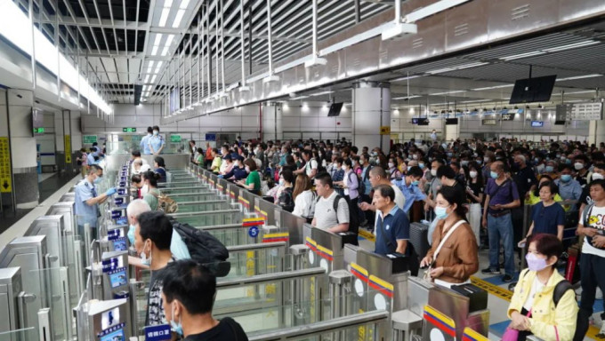 自疫情復常後,香港市民假期北上消費已成常態。資料圖片 自疫情復常後,香港市民假期北上消費已成常態。資料圖片