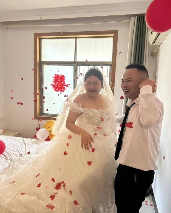 湖南的黃先生與妻子李女士辦的也是「三無婚禮」。 湖南的黃先生與妻子李女士辦的也是「三無婚禮」。
