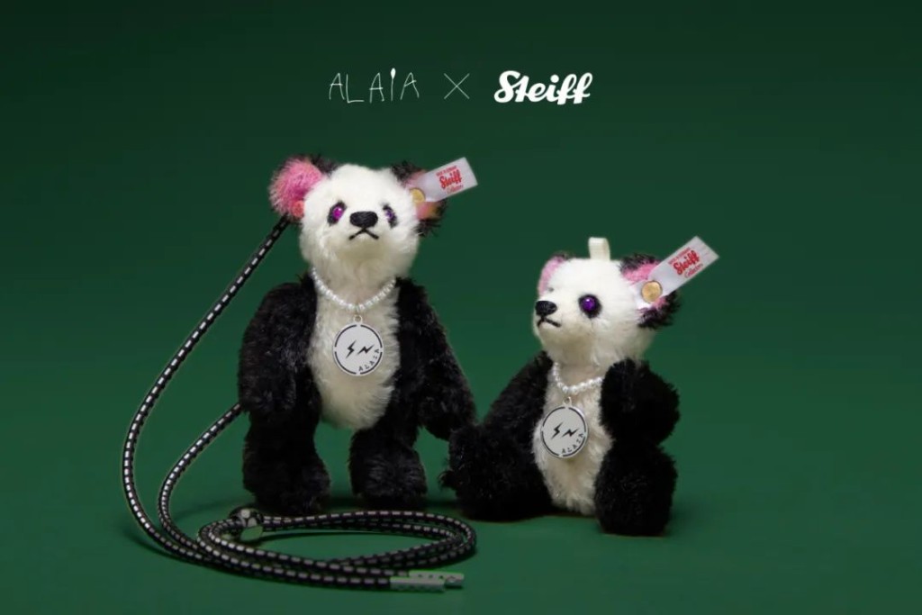 兩父女去年底共同設計的「Mini Panda Bearry Cute」系列，與日本潮流教父藤原浩主理的品牌fragment design 以及德國知名玩具製造商Steiff，打造小熊貓掛飾。