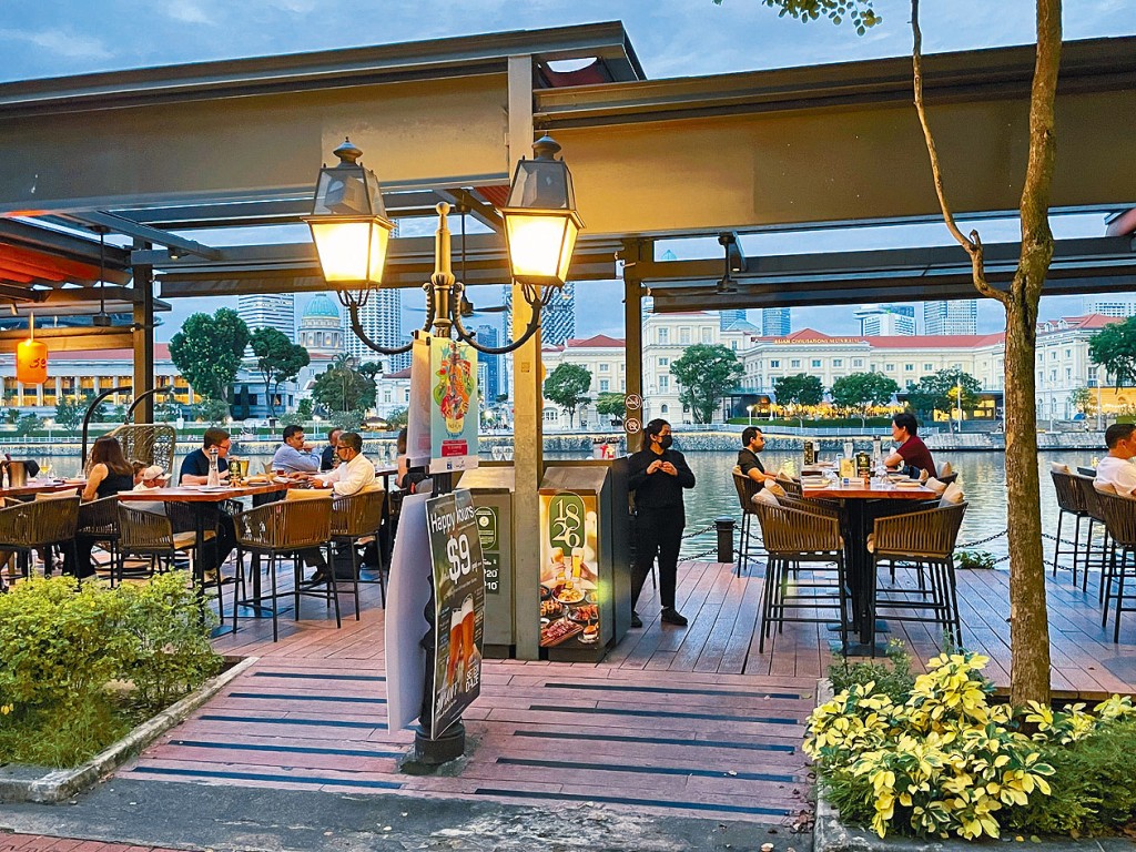 客人在獅城著名景點駁船碼頭進餐。此處餐廳和酒吧林立。