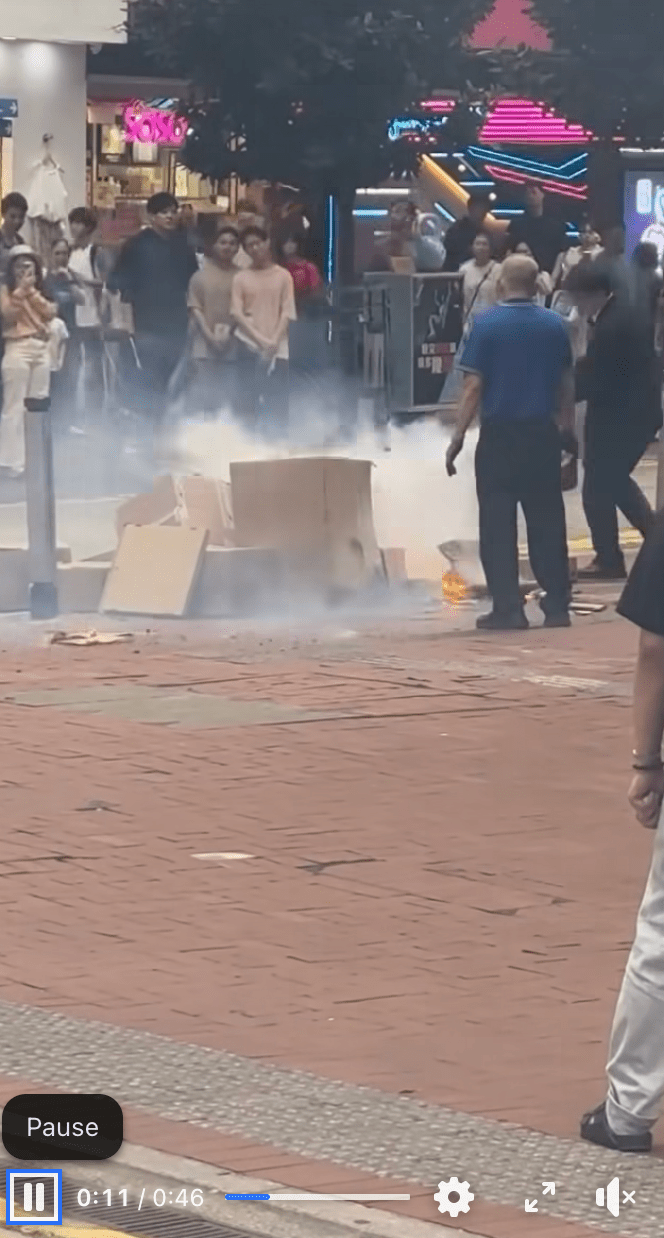 火警發生後，有身穿西裝的疑似Sogo職員第一時間手持滅火筒衝向火場灌救。