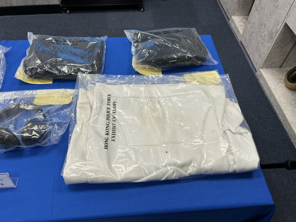 警方在兩名被捕少年的住所內檢獲犯案時所穿衣物。曾志恒攝