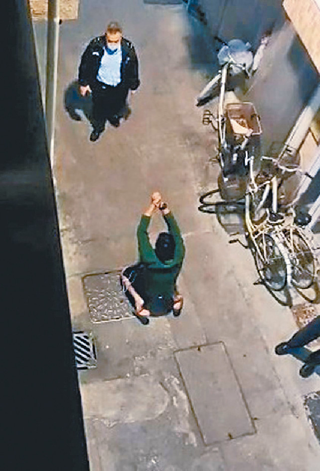 一名懷疑是菲漢朋友的綠衫男子拱手跪在地上向警員求饒。資料圖片