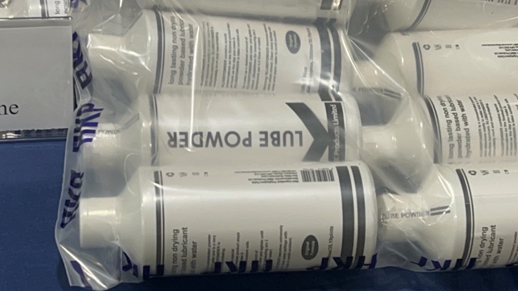 警方检获的氯胺酮被藏于胶樽内。